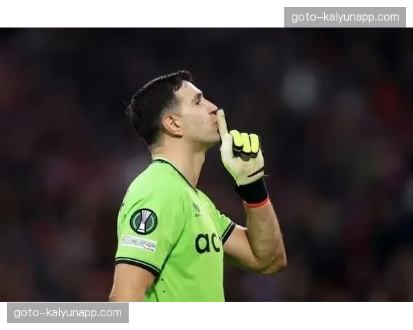 维拉门将马丁内斯多次救险 阿根廷国门难阻球队连败颓势 维拉门将马丁内斯多次救险 阿根廷国门难阻球队连败颓势